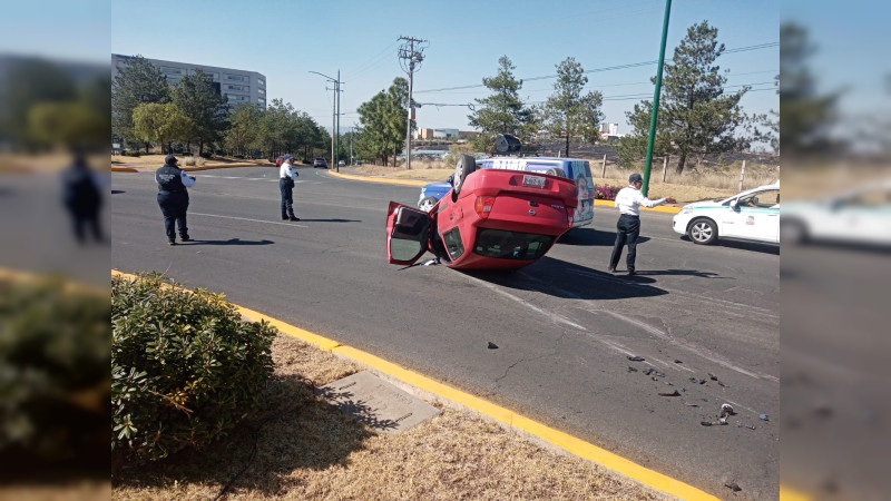 Vuelca con su vehículo en Altozano de Morelia, Michoacán; resultó ileso 
