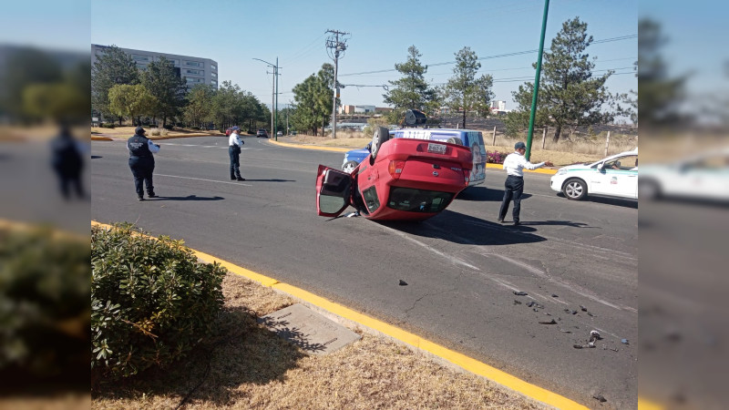 Vuelca con su vehículo en Altozano de Morelia, Michoacán; resultó ileso 
