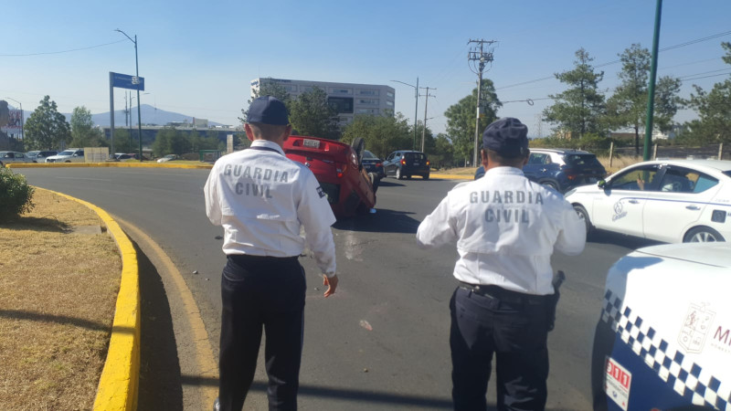 Vuelca con su vehículo en Altozano de Morelia, Michoacán; resultó ileso 