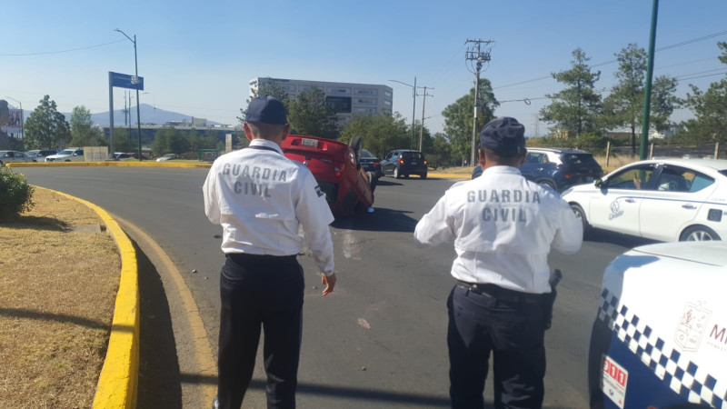 Vuelca con su vehículo en Altozano de Morelia, Michoacán; resultó ileso 
