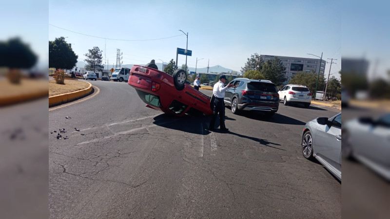 Vuelca con su vehículo en Altozano de Morelia, Michoacán; resultó ileso 