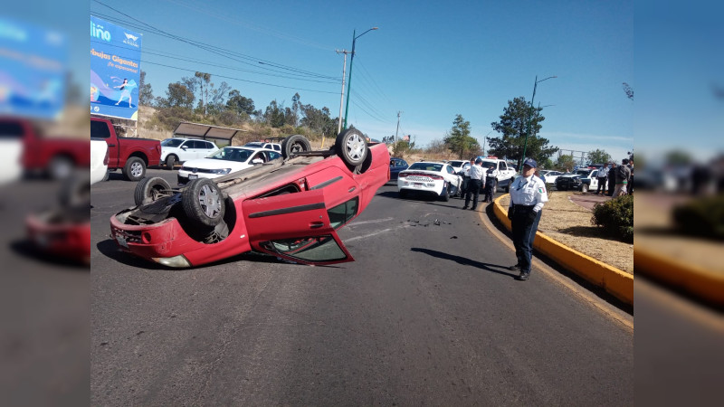 Vuelca con su vehículo en Altozano de Morelia, Michoacán; resultó ileso 