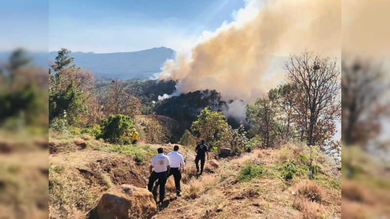 Sin riesgo, la población ante incendio de La Carátacua en Uruapan