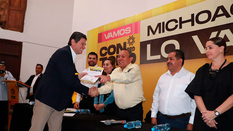 Entrega PRD constancias a precandidatas y precandidatos electos   