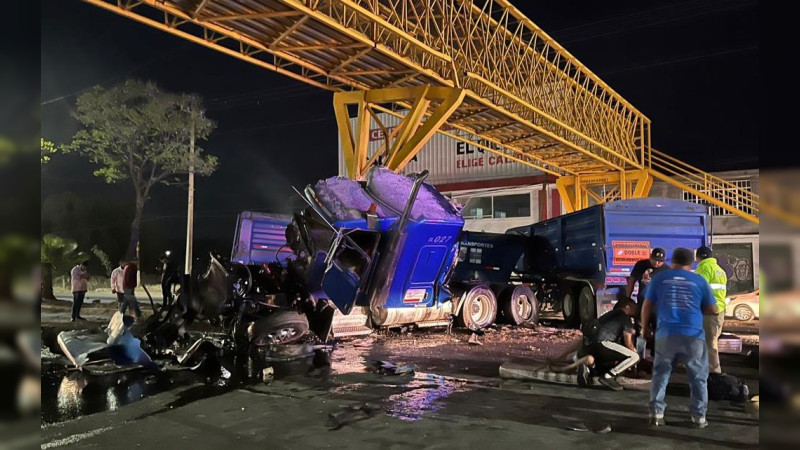 Aparatoso choque en Morelia, Michoacán deja un herido y daños materiales 