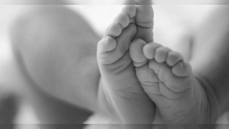 Hombre se lleva a su bebé y casi atropella a su suegra en Uruapan 