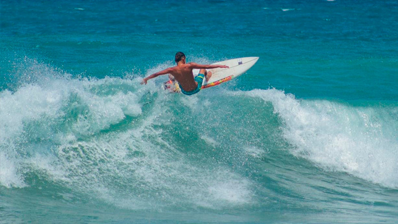 Alumno del Cecytem competirá en torneo de surf en La Ticla