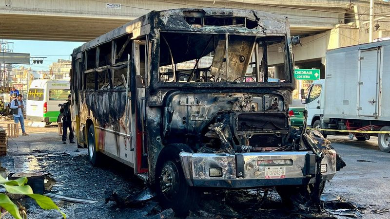 Sujetos armados prenden fuego a camión en Acapulco, Guerrero 