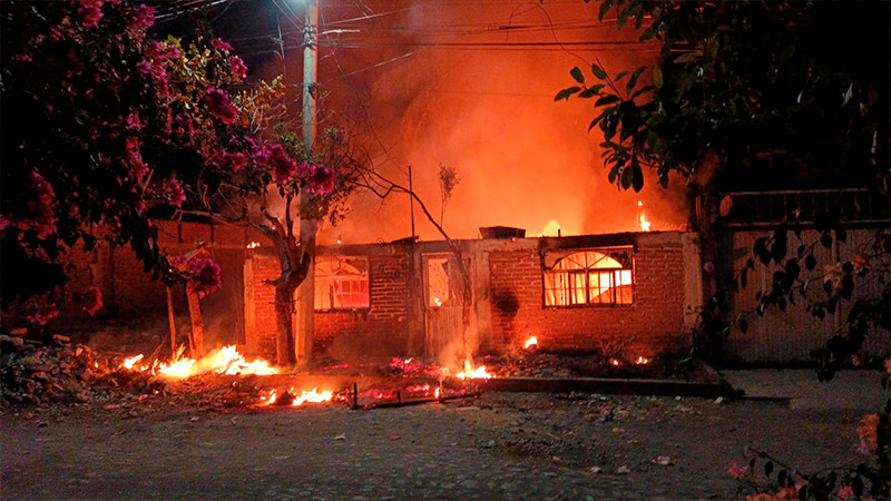 Se incendia vivienda en Apatzingán, Michoacán; bomberos rescatan a dos adultos y hay tres intoxicados