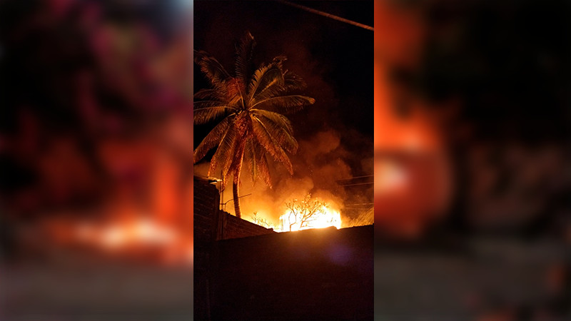 Se incendia vivienda en Apatzingán, Michoacán; bomberos rescatan a dos adultos y hay tres intoxicados