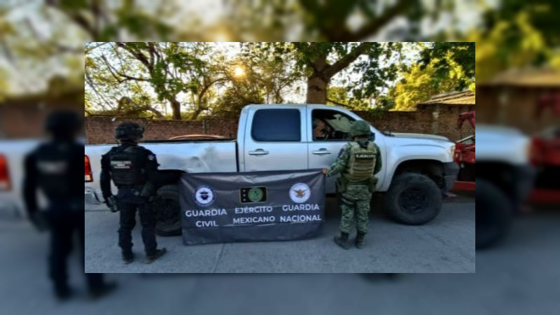 Aseguran vehículos y un arsenal en Apatzingán, Michoacán
