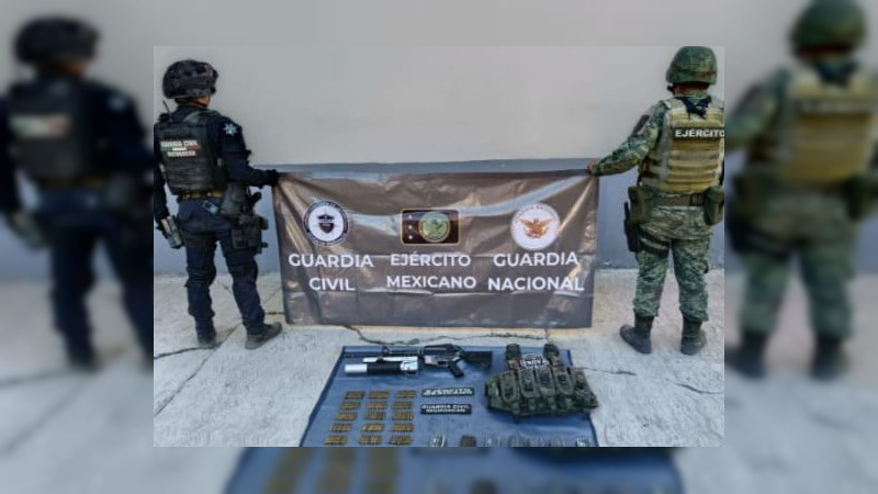 Aseguran vehículos y un arsenal en Apatzingán, Michoacán
