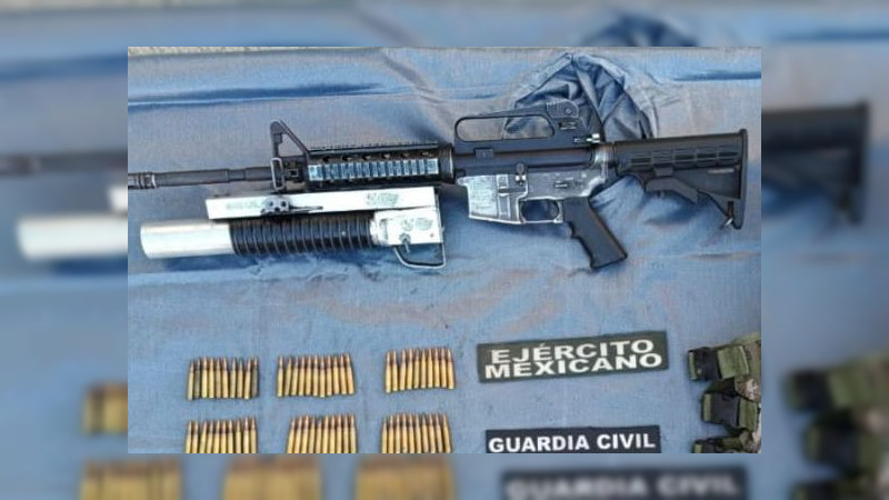 Aseguran vehículos y un arsenal en Apatzingán, Michoacán