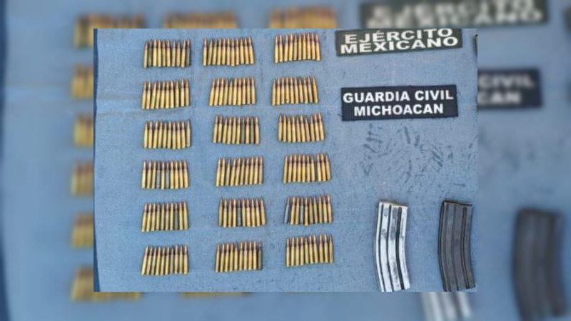 Aseguran vehículos y un arsenal en Apatzingán, Michoacán