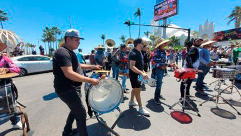  Músicos marchan en Mazatlán en favor de la música de banda, ante prohibición de hoteleros 