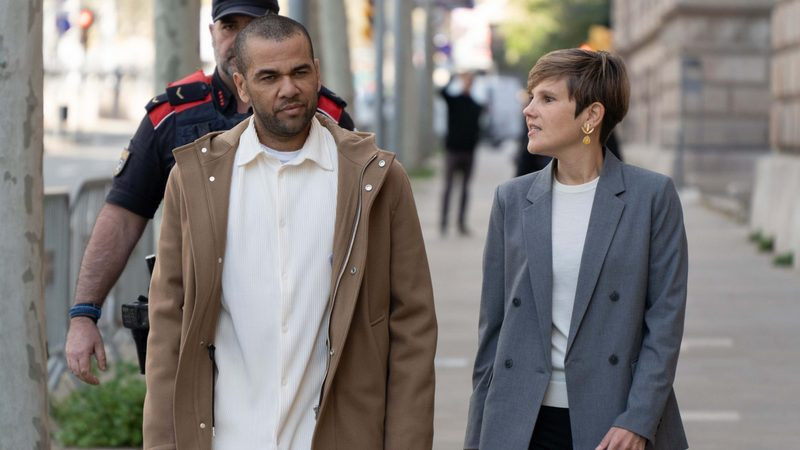 Dani Alves comparece en juzgados por primera vez tras salir de prisión bajo fianza 