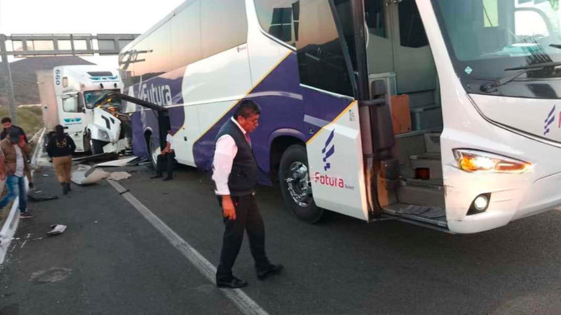 Choca tráiler y camión de pasajeros en la Siglo XXI, hay un herido y daños materiales