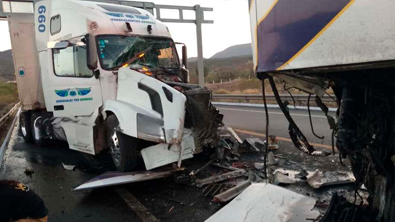 Choca tráiler y camión de pasajeros en la Siglo XXI, hay un herido y daños materiales