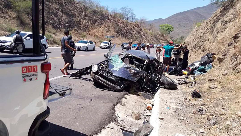 Accidente automovilístico en la autopista Morelia-Lázaro Cárdenas deja un herido
