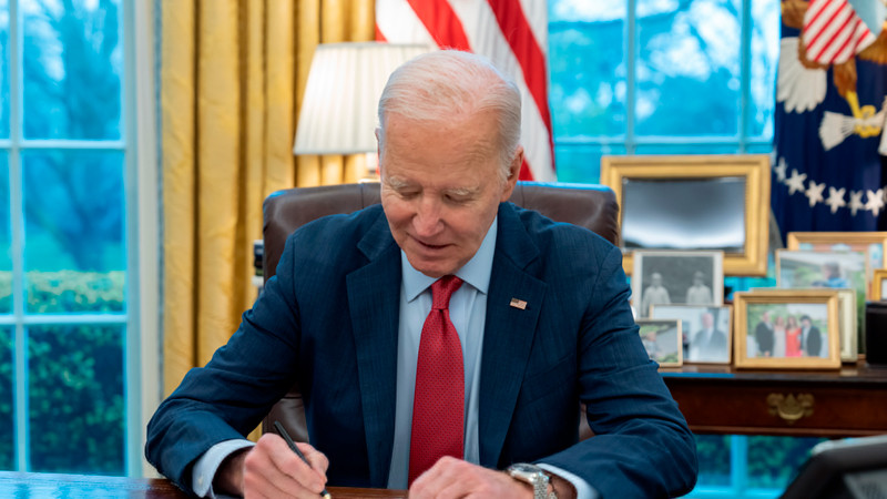 Biden asegura que trabaja para liberar a periodista estadounidense presa en Rusia 