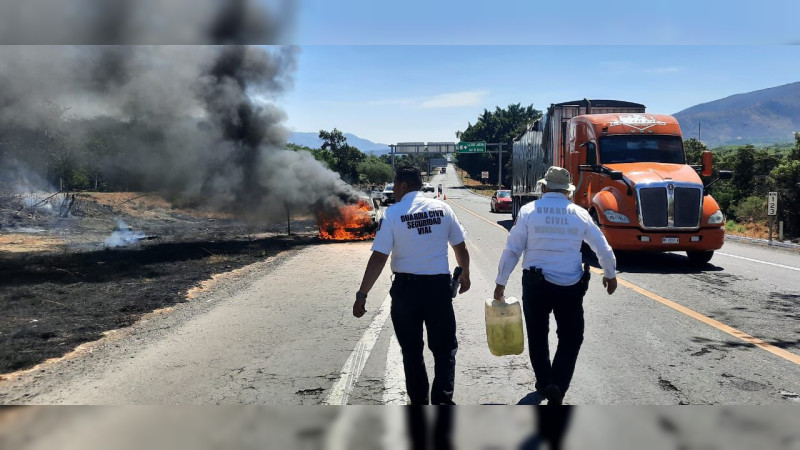 Se incendia vehículo en la Siglo XXI; fuego se extendió a pastizal 