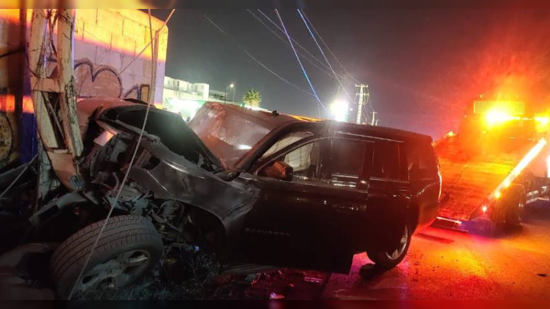 Conductor destroza camioneta en avenida Fray Junípero Serra, en Querétaro capital 
