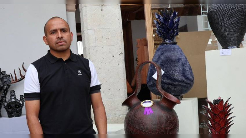 Concurso Artesanal de Uruapan, Michoacán, da a alfarero de Zinapécuaro su primer premio 