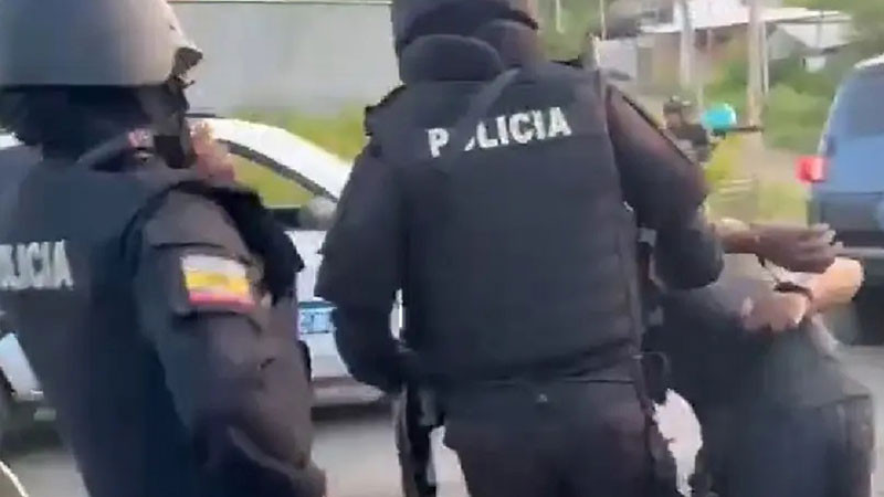 Delincuentes confunden a turistas con adversarios, les quitan la vida en playa de Ecuador 