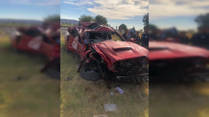 Mueren cinco personas en accidente automovilístico en Vistahermosa, Michoacán