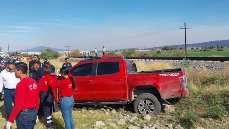 Camioneta intenta ganarle el paso al tren y no lo consigue en Michoacán ...