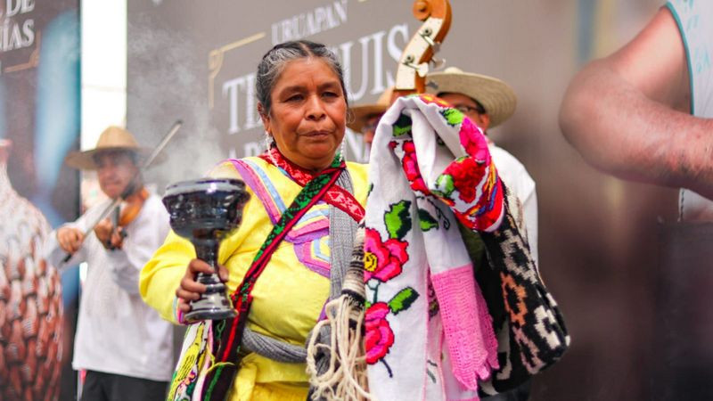 En Cresencio Morales, Michoacán, se borda y se teje la vestimenta mazahua 