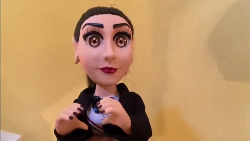 Circula nueva muñeca “Claudita” con banda presidencial y frases electorales 
