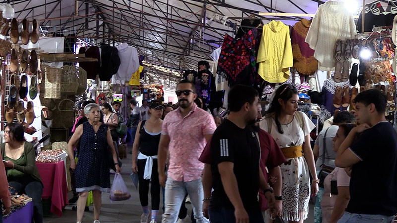 Regateo ensombrece color del Tianguis Artesanal de Pátzcuaro, Michoacán  