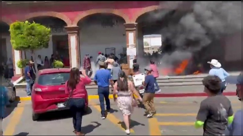 Prenden fuego a las afueras del Palacio Municipal de Otumba para exigir extinción de incendio forestal 