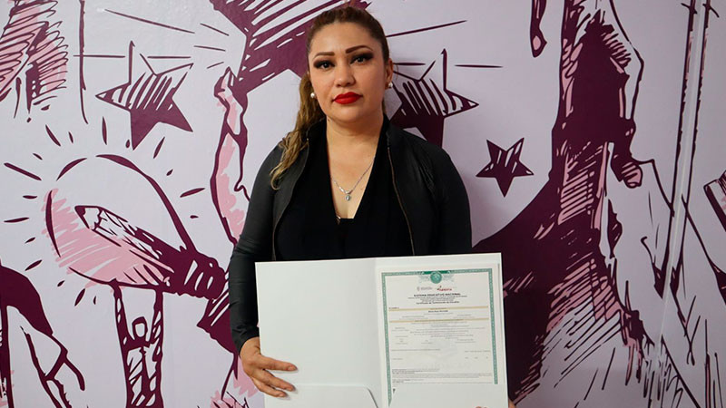 Diana Ruiz, una madre michoacana termina prepa abierta y va por licenciatura 