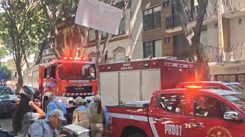 Se registra incendio en Plaza del Ángel, en Ciudad de México 