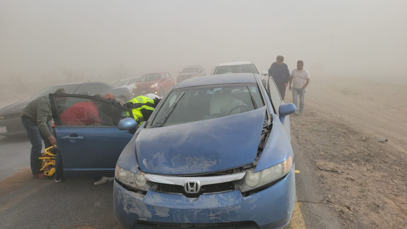 Tolvaneras causan carambola de 6 vehículos en la carretera Chihuahua-Juárez; hay un lesionado