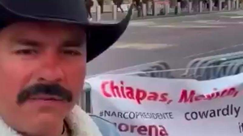 Hijo de ganadero protesta en Times Square por secuestro de su padre en Chiapas 