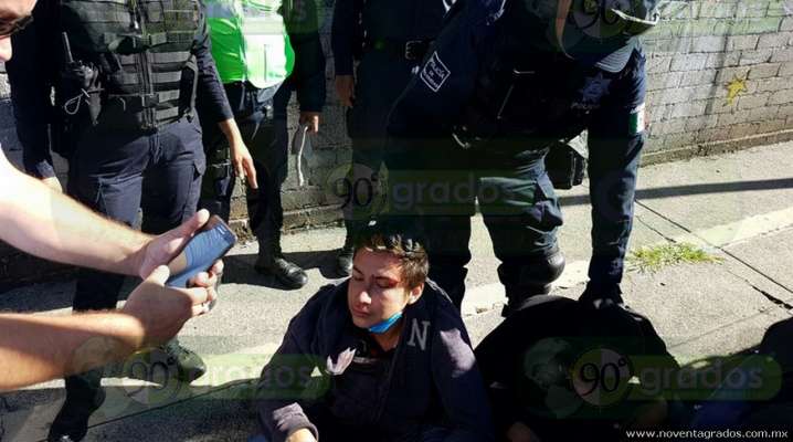 Otra vez, se enfrentan estudiantes y rechazados de la Universidad Michoacana - Foto 0 