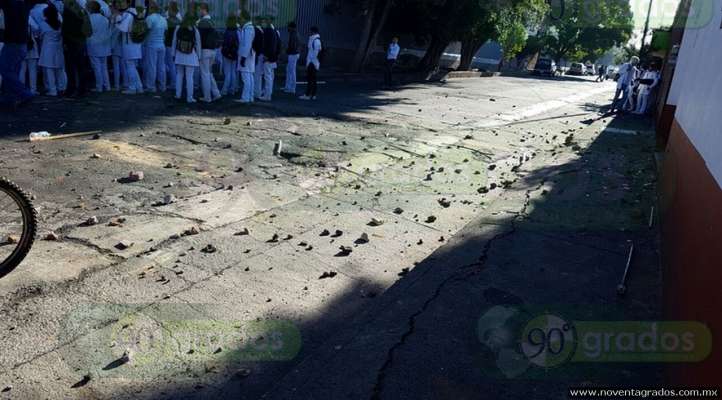 Otra vez, se enfrentan estudiantes y rechazados de la Universidad Michoacana - Foto 1 