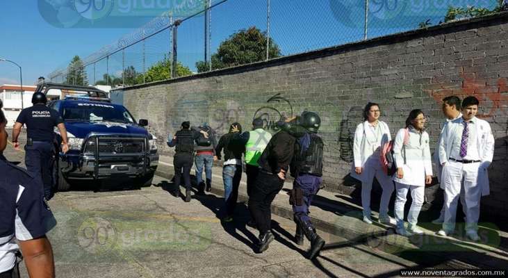 Otra vez, se enfrentan estudiantes y rechazados de la Universidad Michoacana - Foto 2 