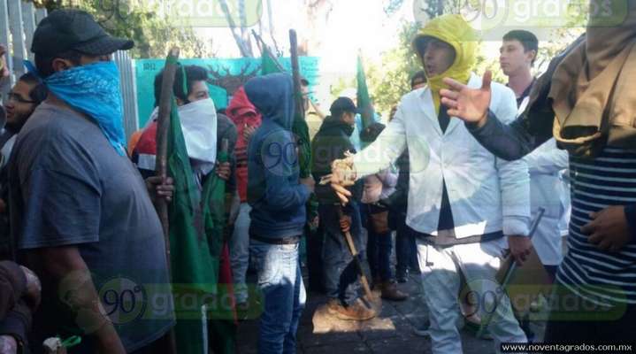 Otra vez, se enfrentan estudiantes y rechazados de la Universidad Michoacana - Foto 3 