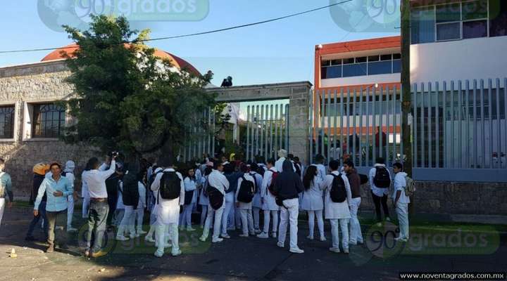 Otra vez, se enfrentan estudiantes y rechazados de la Universidad Michoacana - Foto 4 