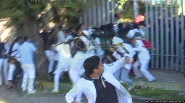 Otra vez, se enfrentan estudiantes y rechazados de la Universidad Michoacana - Foto 5 