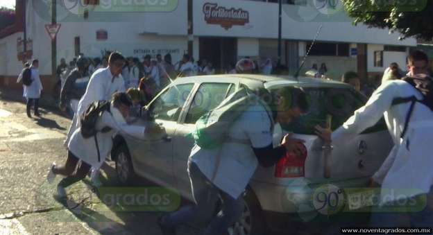 Otra vez, se enfrentan estudiantes y rechazados de la Universidad Michoacana - Foto 6 