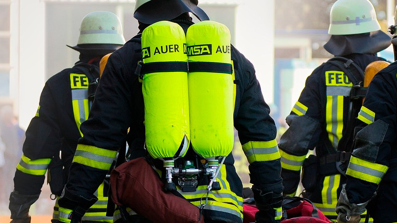 Hay al menos 15 muertos y 8 heridos en incendio en edificio de Estambul 
