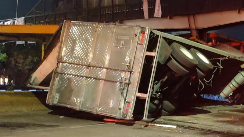 Vuelca tráiler sobre malla de Línea 5 del Metro, en CDMX; hay un lesionado de gravedad 