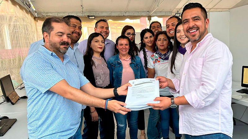 Se registra Chava Cortés como candidato independiente a la alcaldía de Charo 