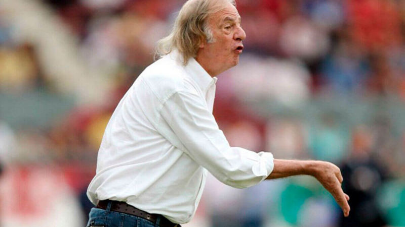 César Luis Menotti, entrenador histórico argentino, está hospitalizado 
