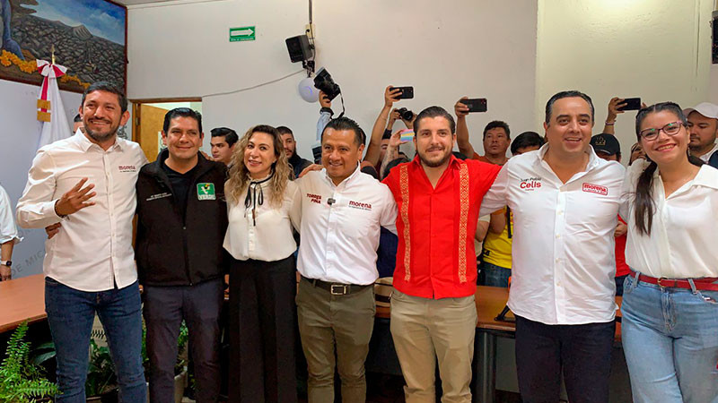 Carlos Torres Piña se registra en el IEM por la presidencia municipal de Morelia 